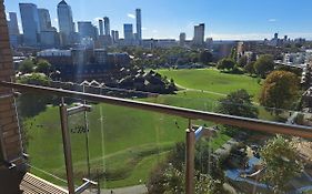 Cozy Double Room With Large En Suite Near Canary Wharf London With Amazing Views In A Shared Apartment